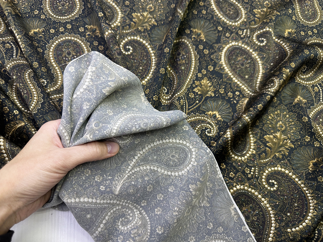 Ткань Шёлк черного цвета с огурцами с имитацией вышивки бусинами   46871 5