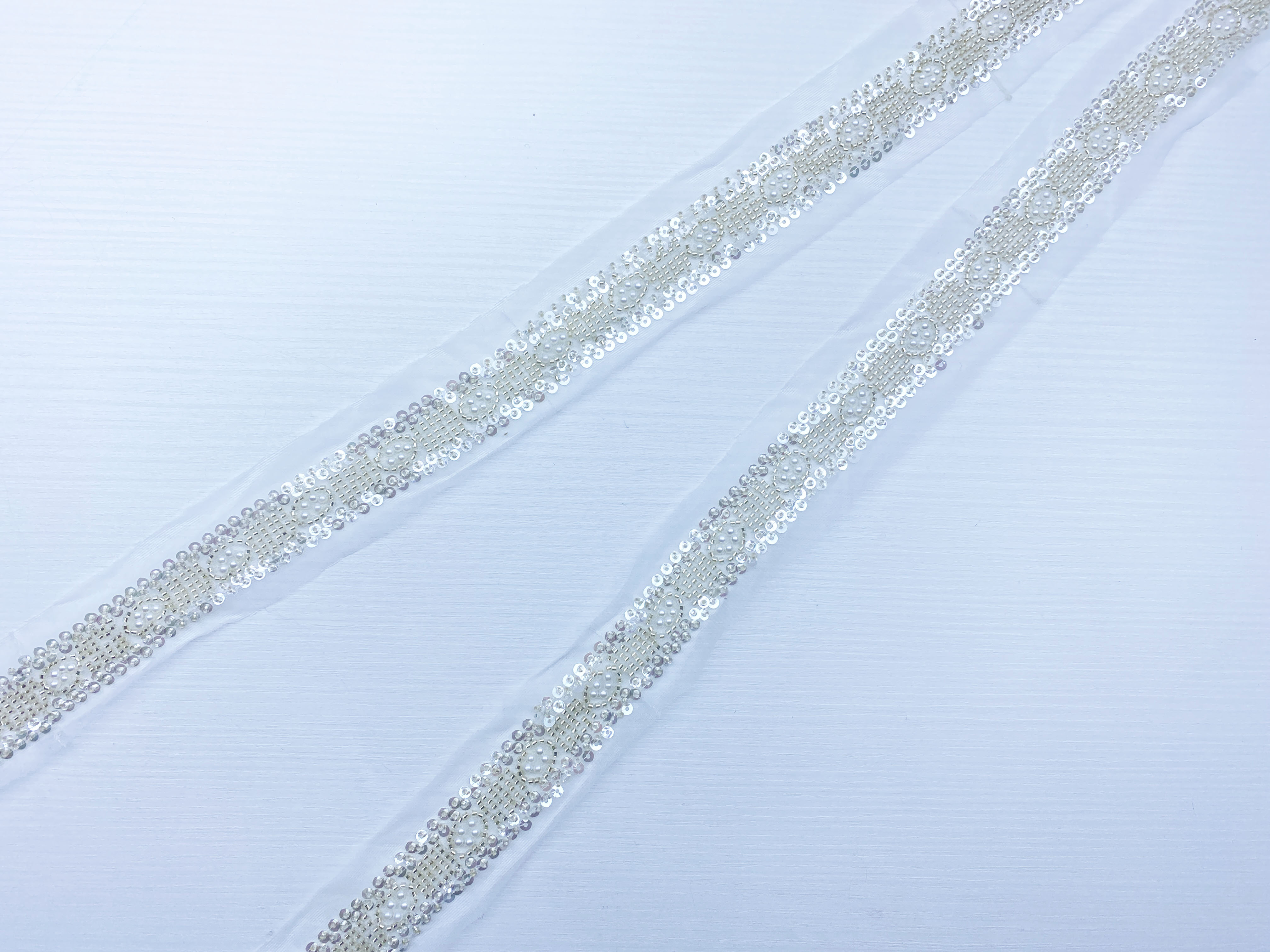 Тесьма   белая дорожка бисер пайетки 66959 1